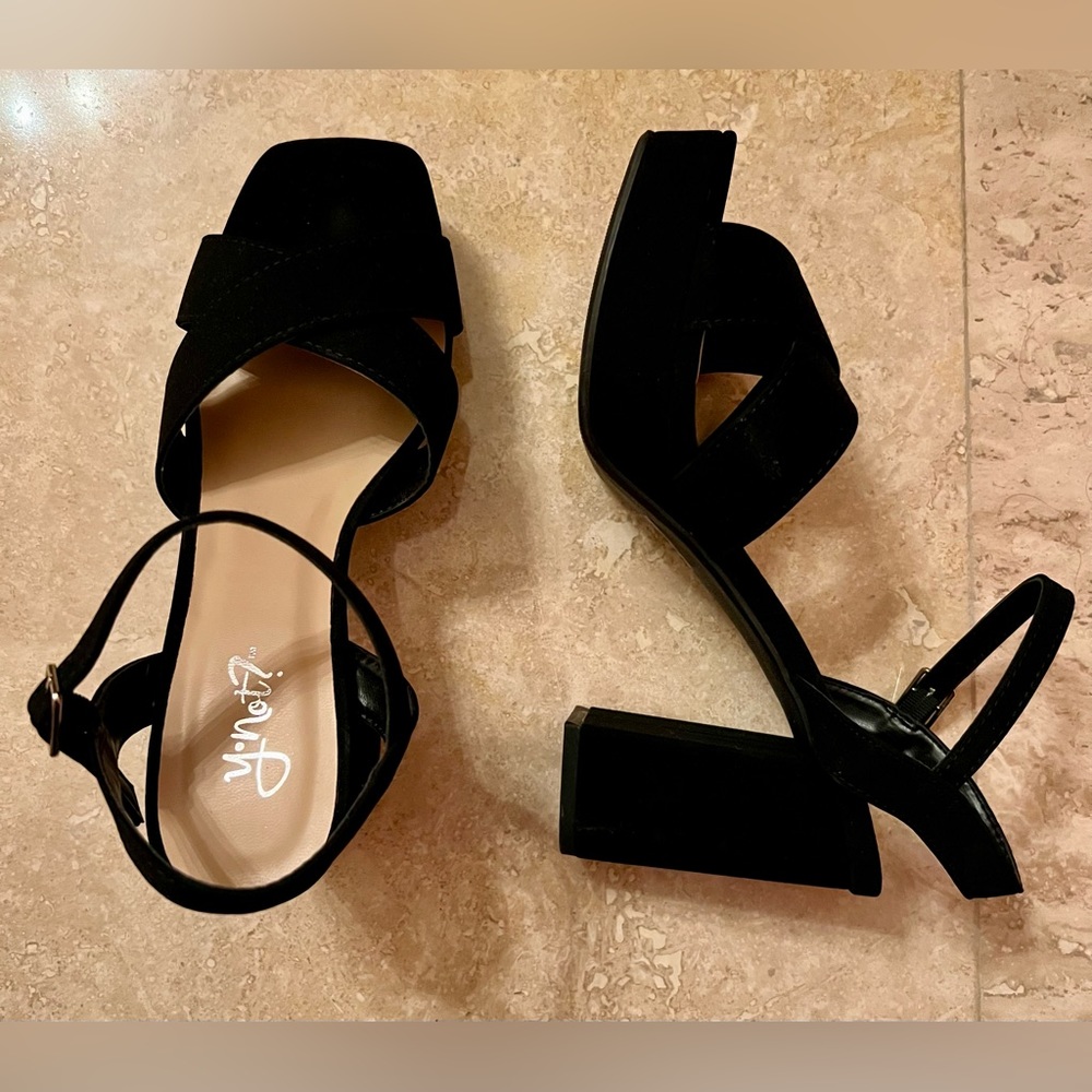Y-NOT  PLATFORM DRESS SANDALS. SUEDE. Color black.beautiful condition